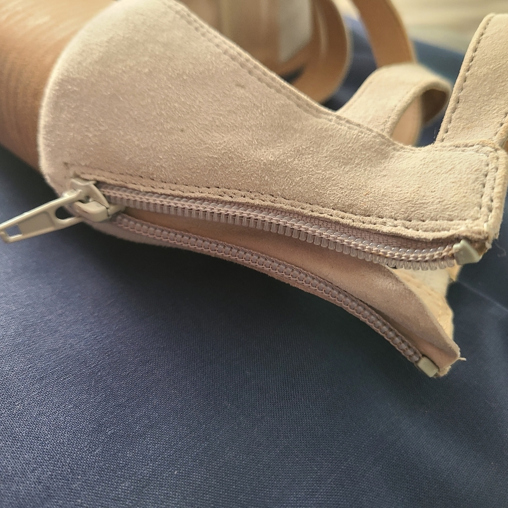 STEVE MADDEN Grey Beige Microsuede 3.5" Block Heel Sandals 11 - Picture 5 of 13